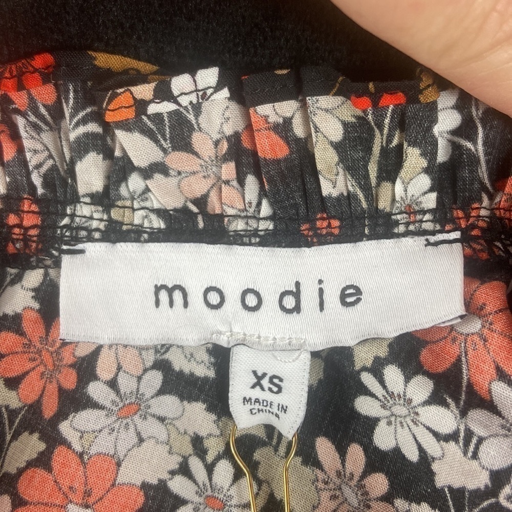 Moodie Marie Floral Blouse with Cap Sleeves and Key Hole Cut Out - Picture 8 of 9